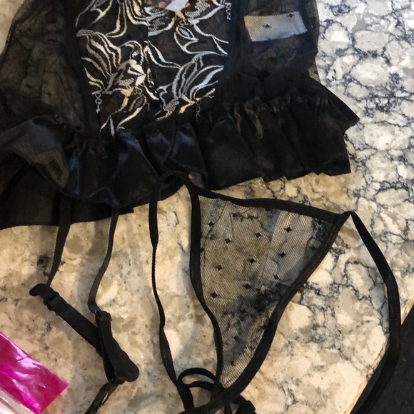 Black lace sexy chemise and panties - Picture 2 of 9